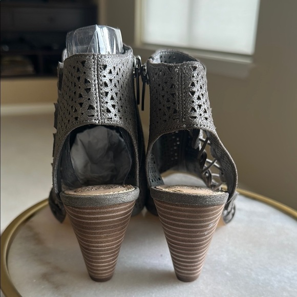 Vince Camuto Gray Peep-Toe Ankle Boots - Size 7.5 Wide - Picture 3 of 15